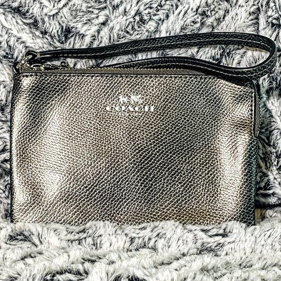 NWOT - COACH SILVER/GUNMETAL CORNER ZIP WRISTLET IN CROSSGRAIN LEATHER (F53429) - Picture 1 of 3